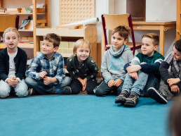 Schüler der Montessori Kaufering sitzen im Kreis