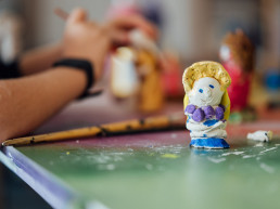 Gebastelte Figur eines Schülers